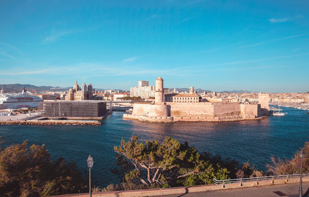 Vieux port marseille vue sur la mer